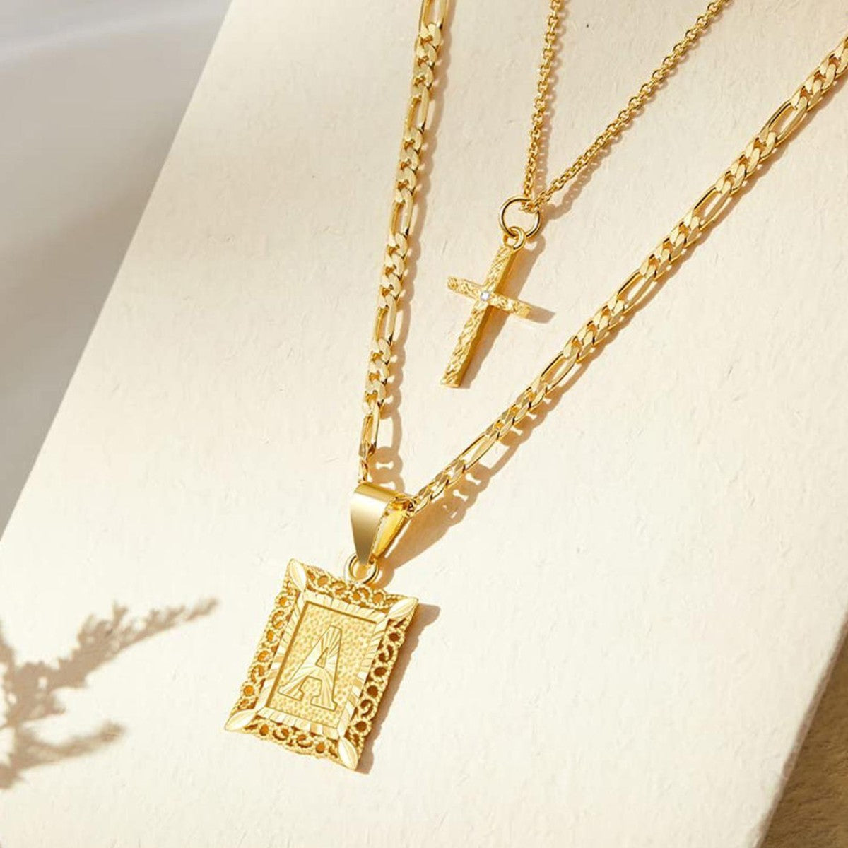 Ensemble de 2 colliers en or 14 carats avec initiale et croix