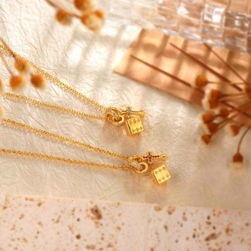 Collier 14k avec croix et breloque dé