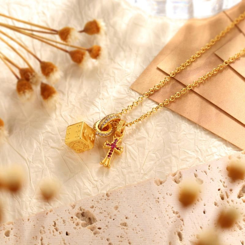 Collier 14k avec croix et breloque dé