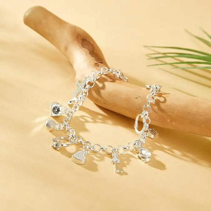 Elegancka bransoletka z ogniwami i różnymi zawieszkami