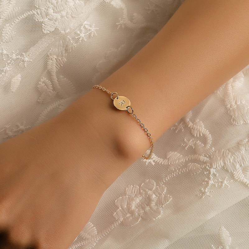 Bracelet délicat à chaîne orné d’un pendentif avec initiale