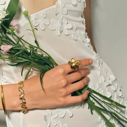 Delicato anello floreale a margherita in oro 18k