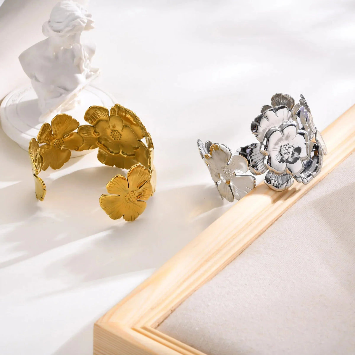 Kwiatowe bransoletki typu cuff i bangle, 18k