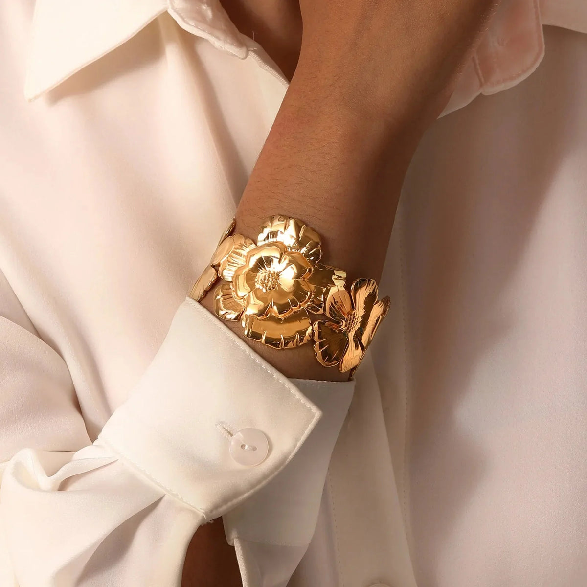 Kwiatowe bransoletki typu cuff i bangle, 18k