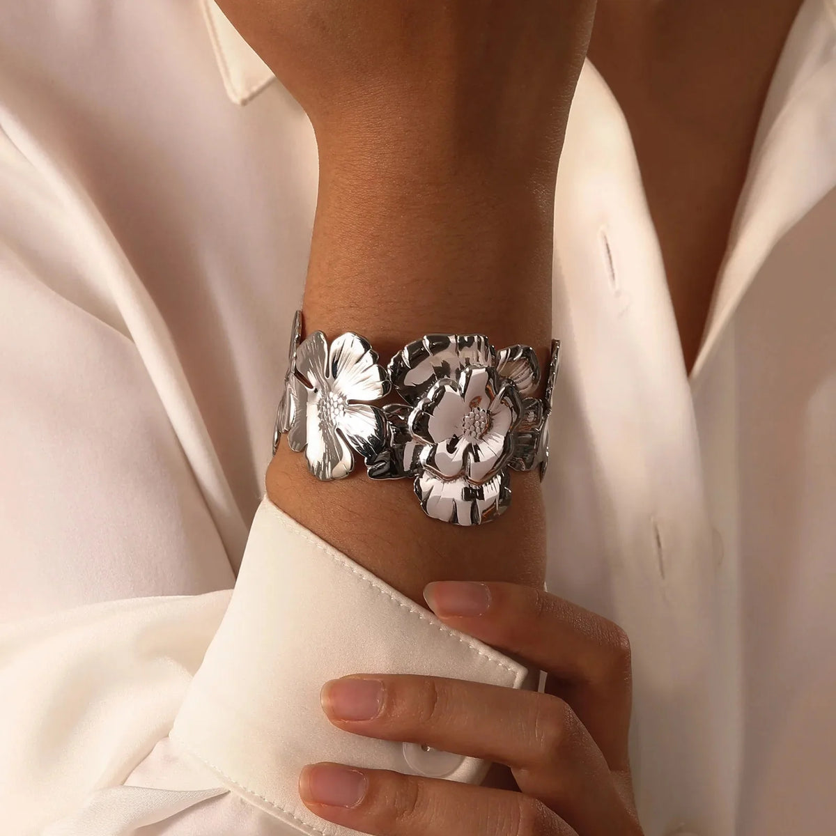 Kwiatowe bransoletki typu cuff i bangle, 18k