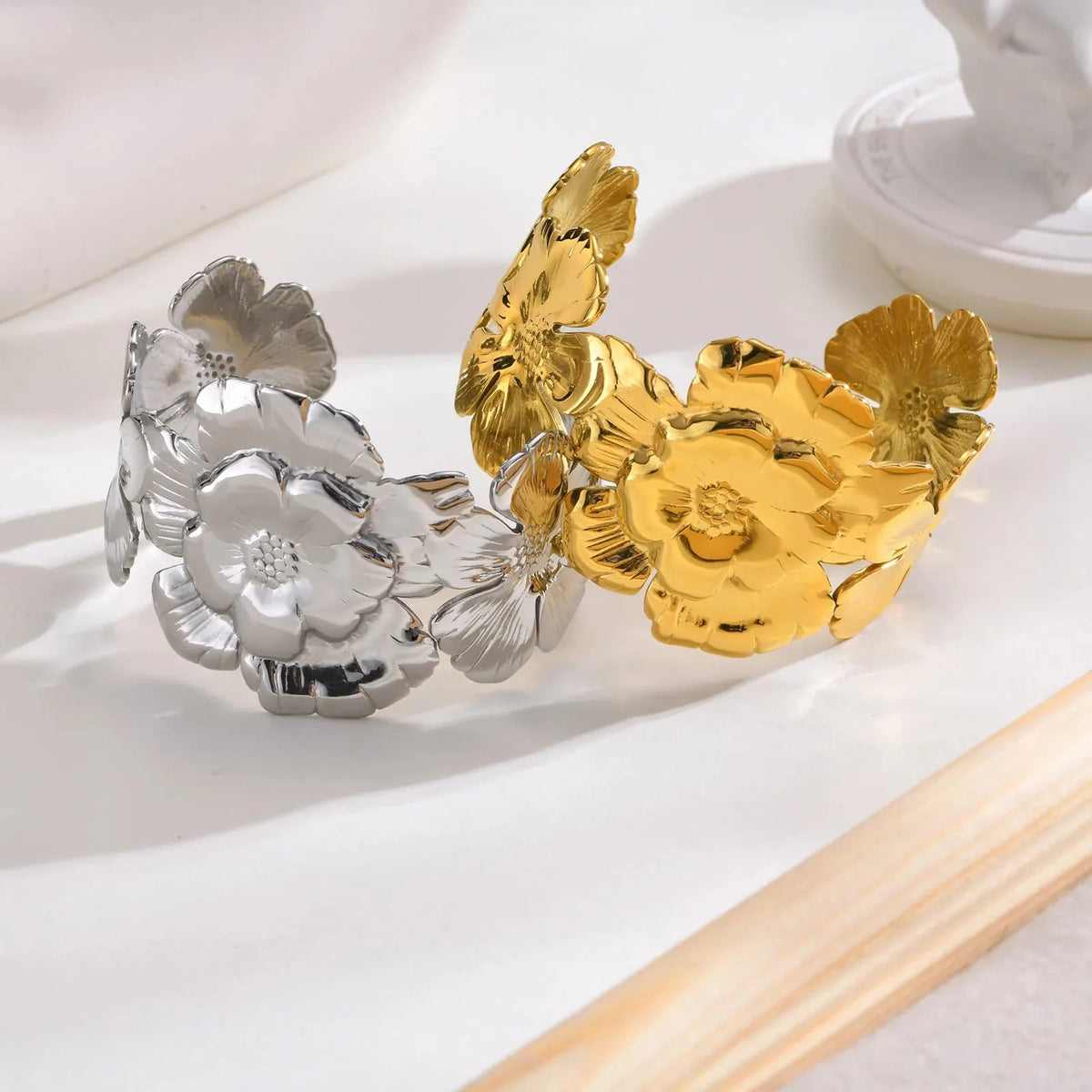 Kwiatowe bransoletki typu cuff i bangle, 18k