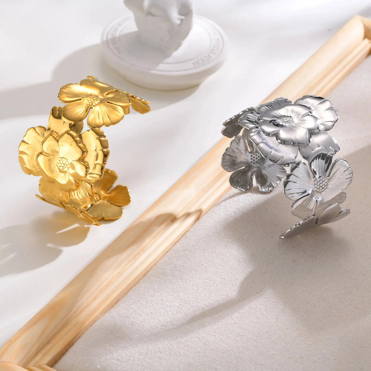Kwiatowe bransoletki typu cuff i bangle, 18k