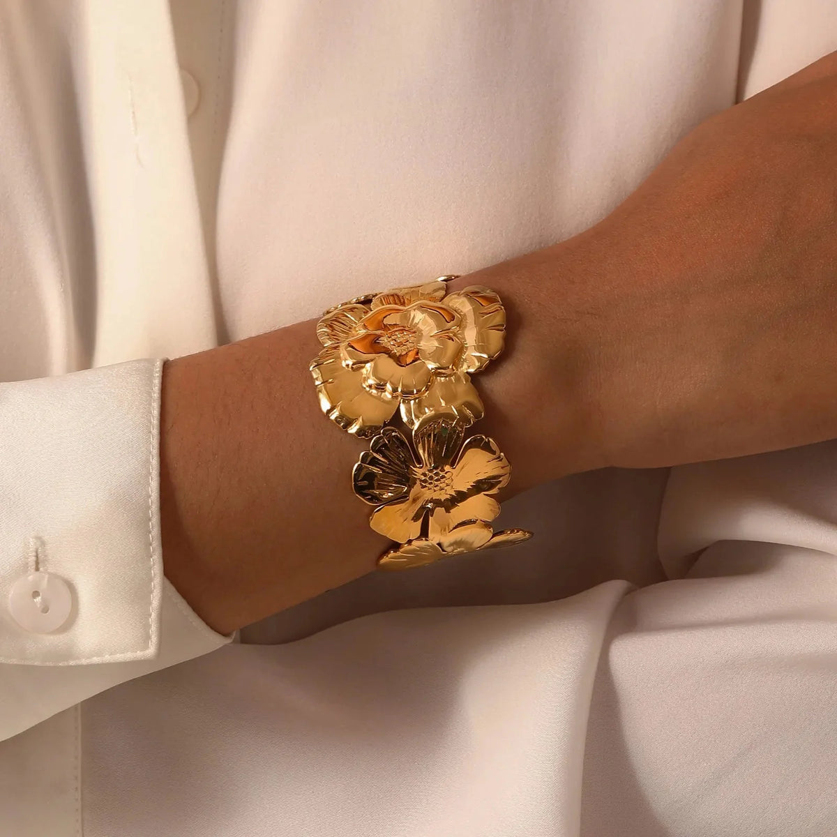 Kwiatowe bransoletki typu cuff i bangle, 18k