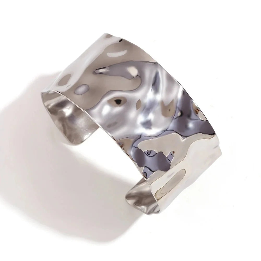 Bransoletki typu bangle z młotkowaną fakturą, 18k