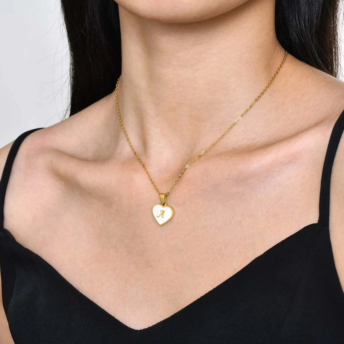 Collar de corazón con inicial y perla de 18k