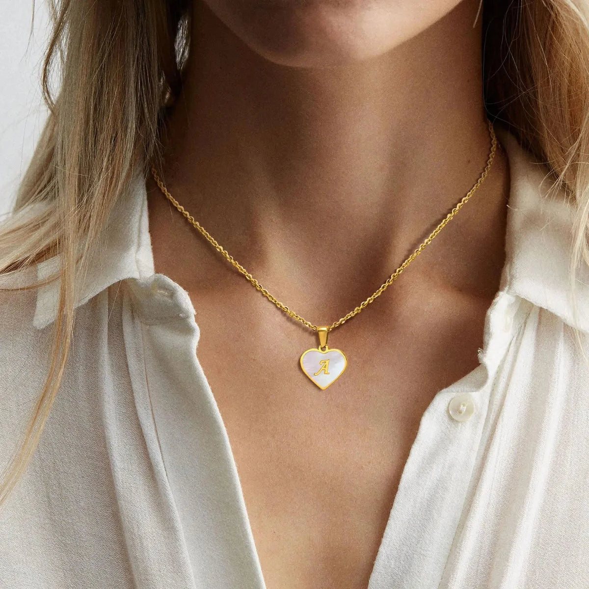 Collar de corazón con inicial y perla de 18k