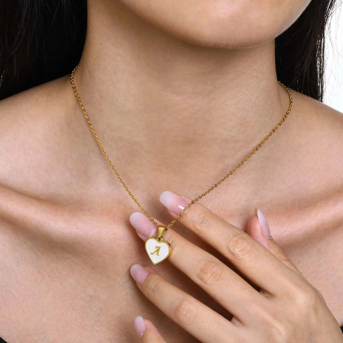 Collar de corazón con inicial y perla de 18k