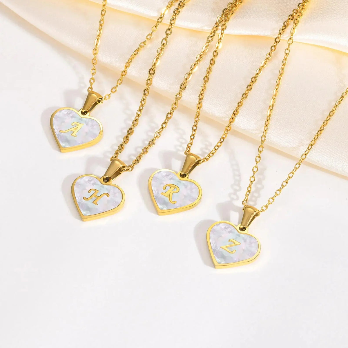 Collar de corazón con inicial y perla de 18k