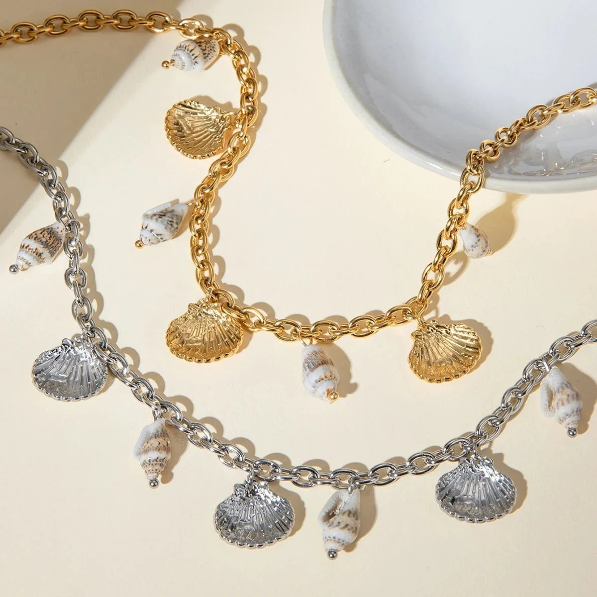 Collana con conchiglia marina estiva in oro 18k