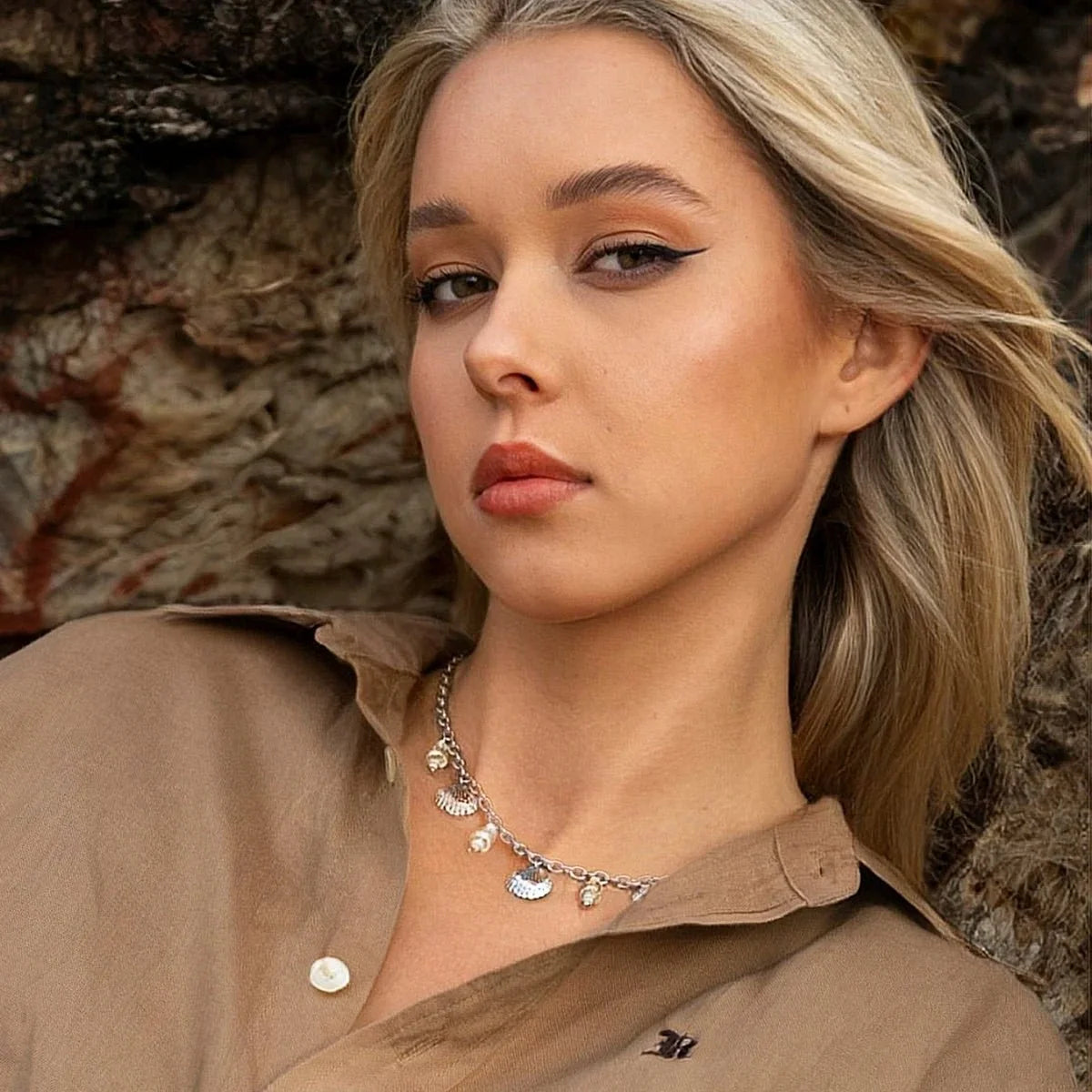 Collana con conchiglia marina estiva in oro 18k