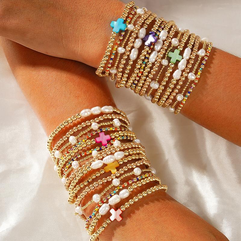 Zestaw 5 kolorowych boho bransoletek z perłami, krzyżykami i koralikami