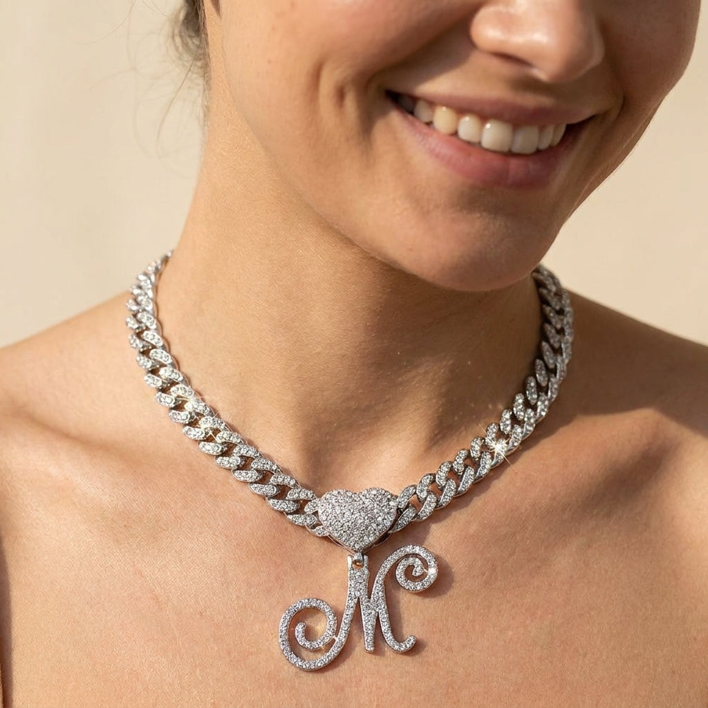 Collana cubana con cuore e iniziale in corsivo, impreziosita da diamanti