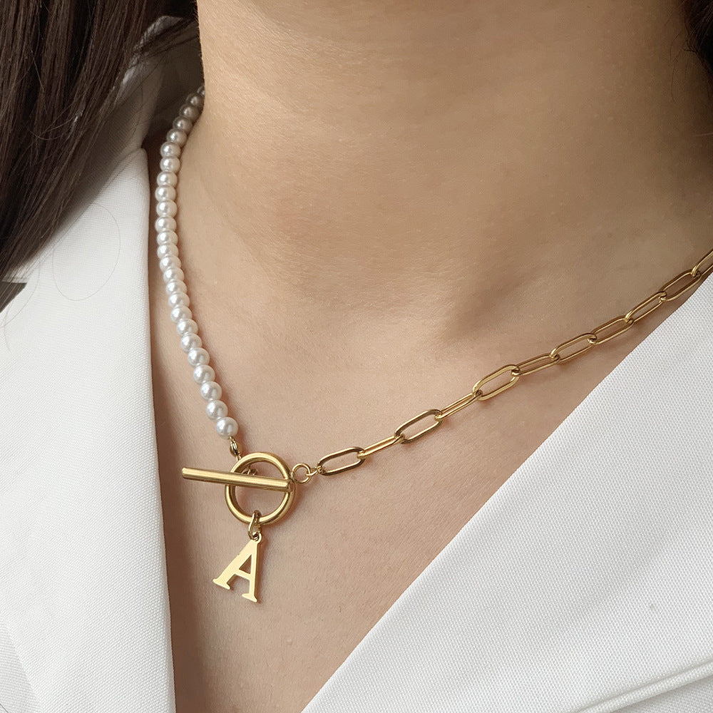 Collar con letra inicial, perlas y cadena de eslabones tipo clip
