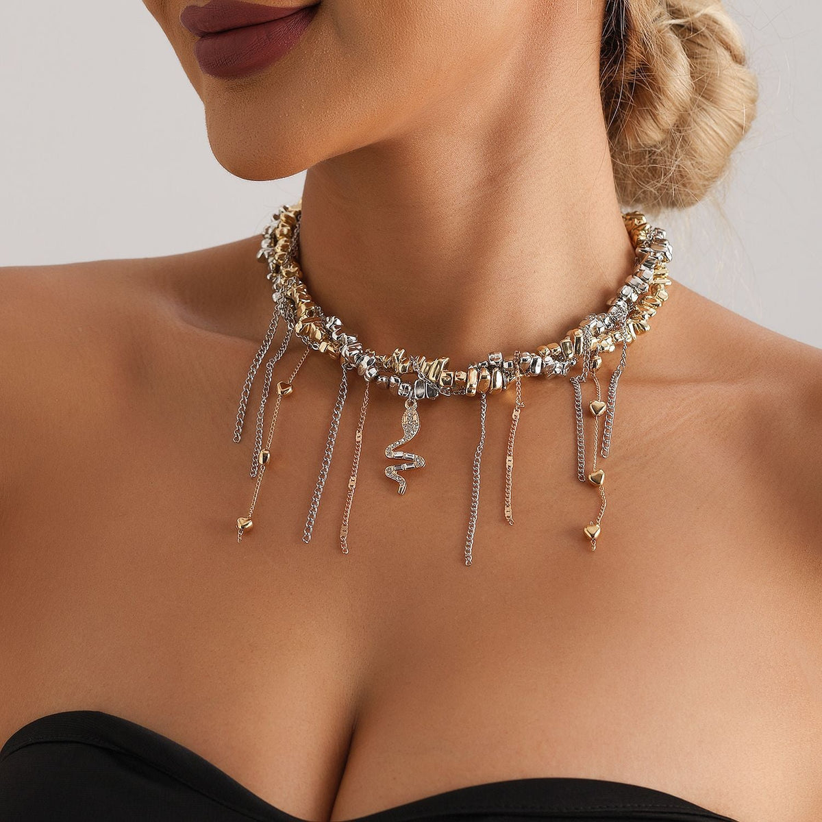 Collier irrégulier en perles avec serpent entrelacé