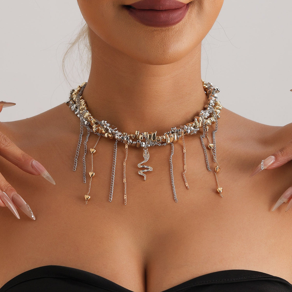 Collier irrégulier en perles avec serpent entrelacé