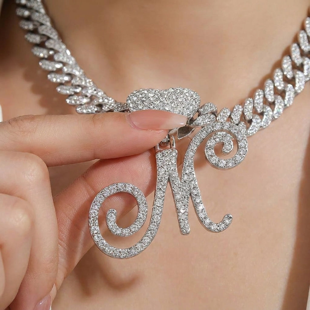 Collana cubana con cuore e iniziale in corsivo, impreziosita da diamanti