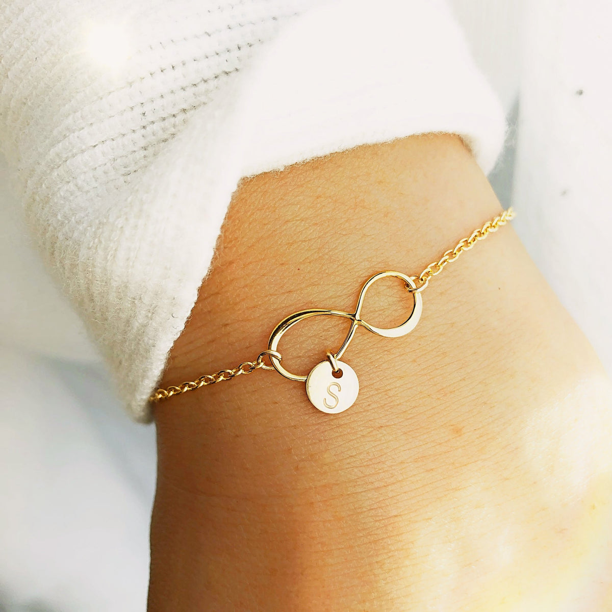 Bracelet délicat infini avec initiale
