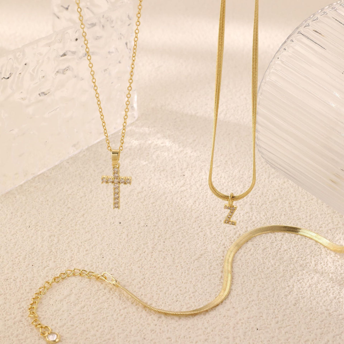 Juego de 3 collares de 14k con inicial y cruz con detalles de diamantes