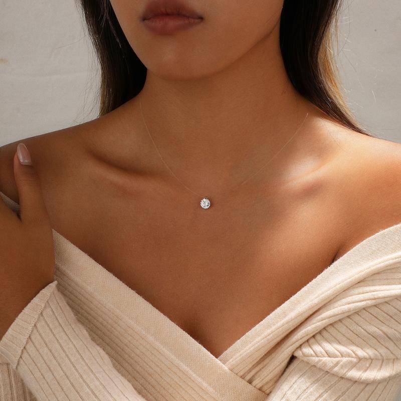 Collana con diamante fluttuante e chiusura invisibile