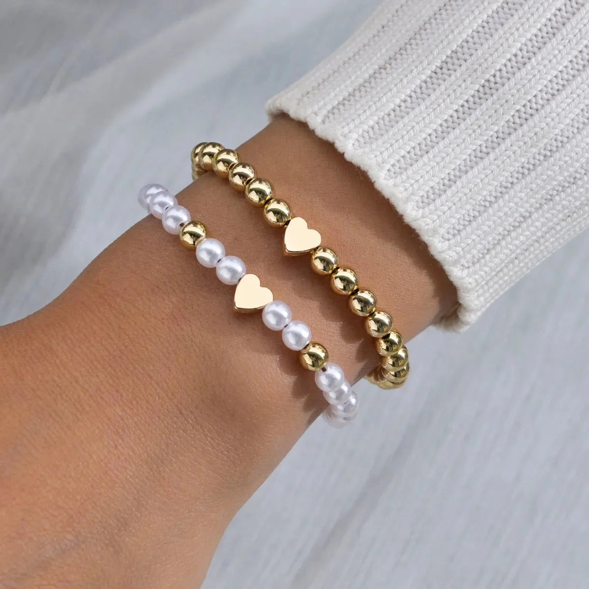 2pcs bracelets élégants en perles blanches et dorées avec cœur