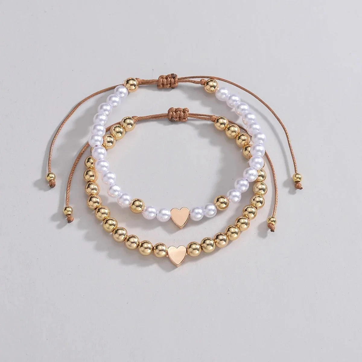 2pcs bracelets élégants en perles blanches et dorées avec cœur