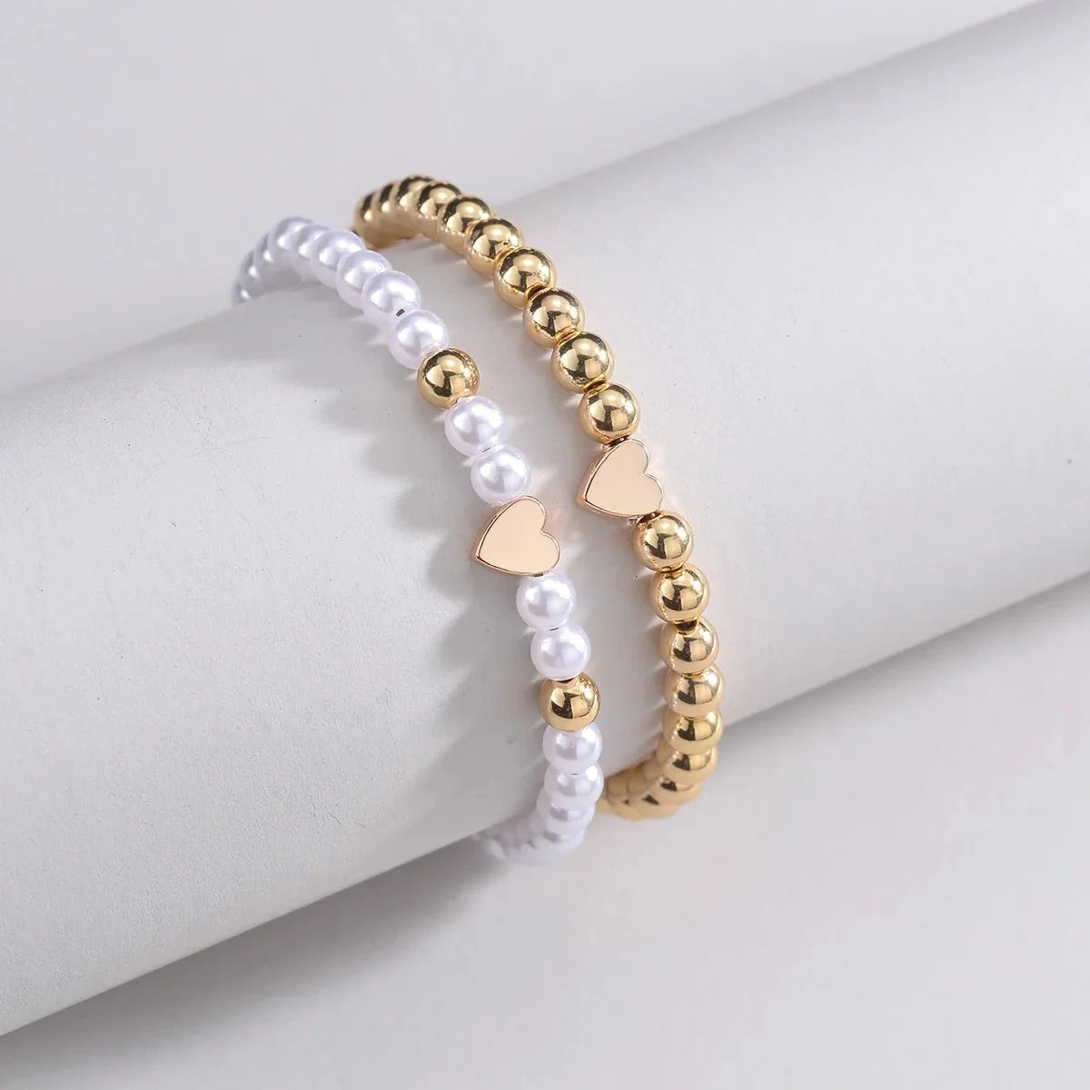 2pcs bracelets élégants en perles blanches et dorées avec cœur