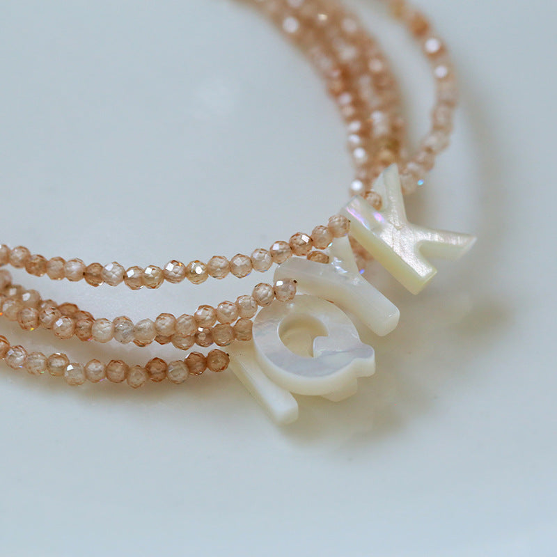 Bracelet délicat à initiale en perles de pierres