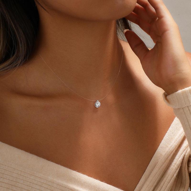 Collana con diamante fluttuante e chiusura invisibile