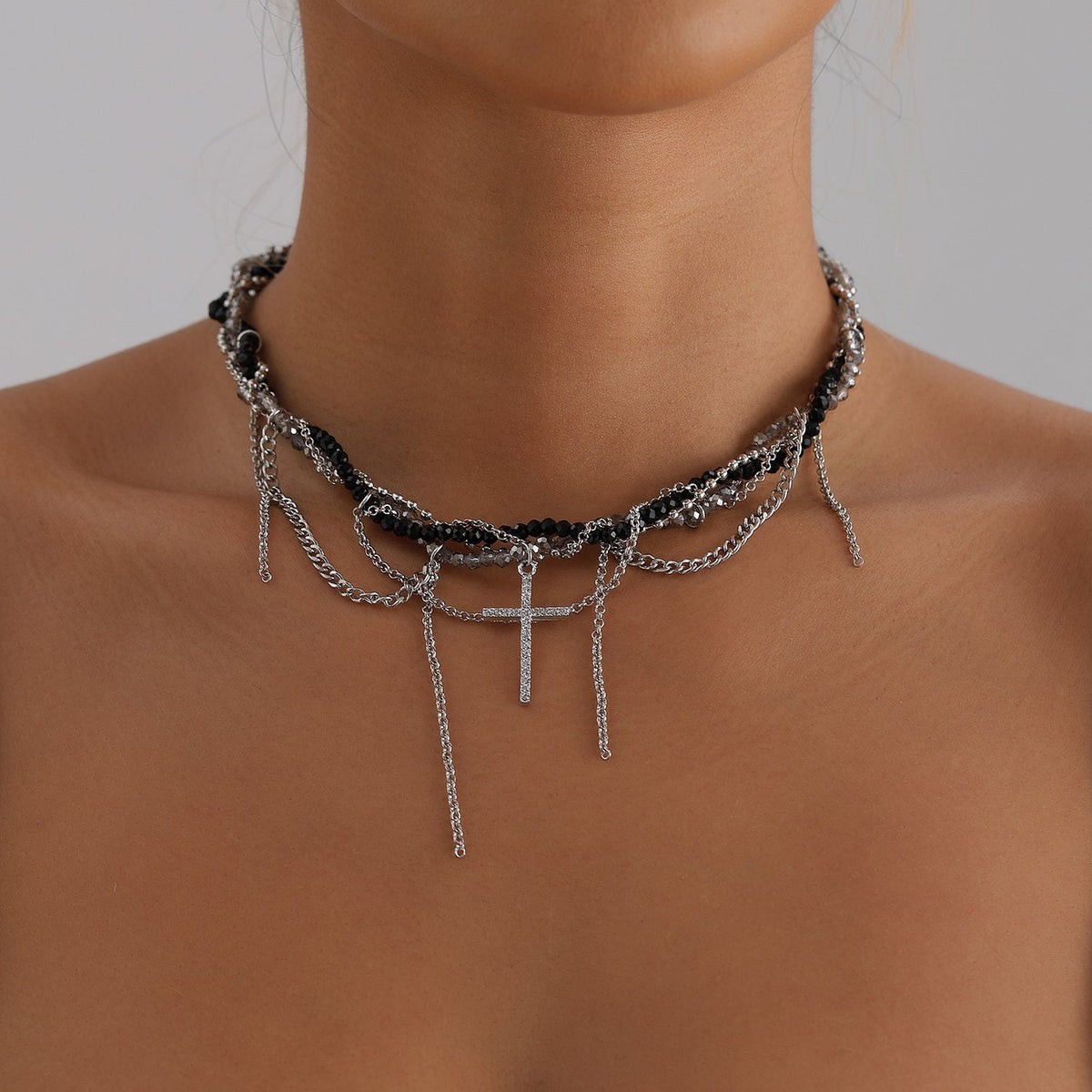 Collier croix entrelacée en perles et zircons cubiques