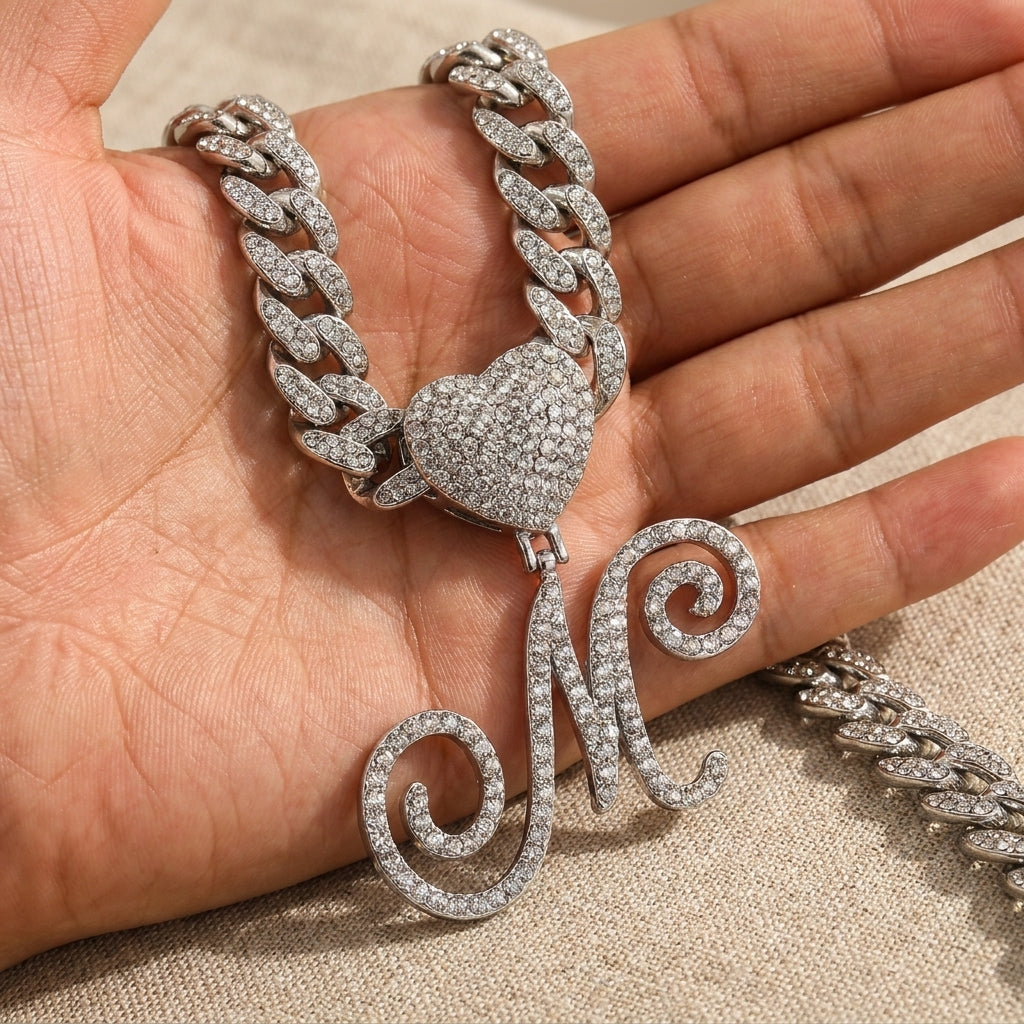 Collana cubana con cuore e iniziale in corsivo, impreziosita da diamanti
