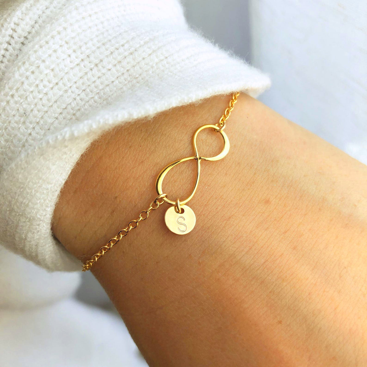 Bracelet délicat infini avec initiale