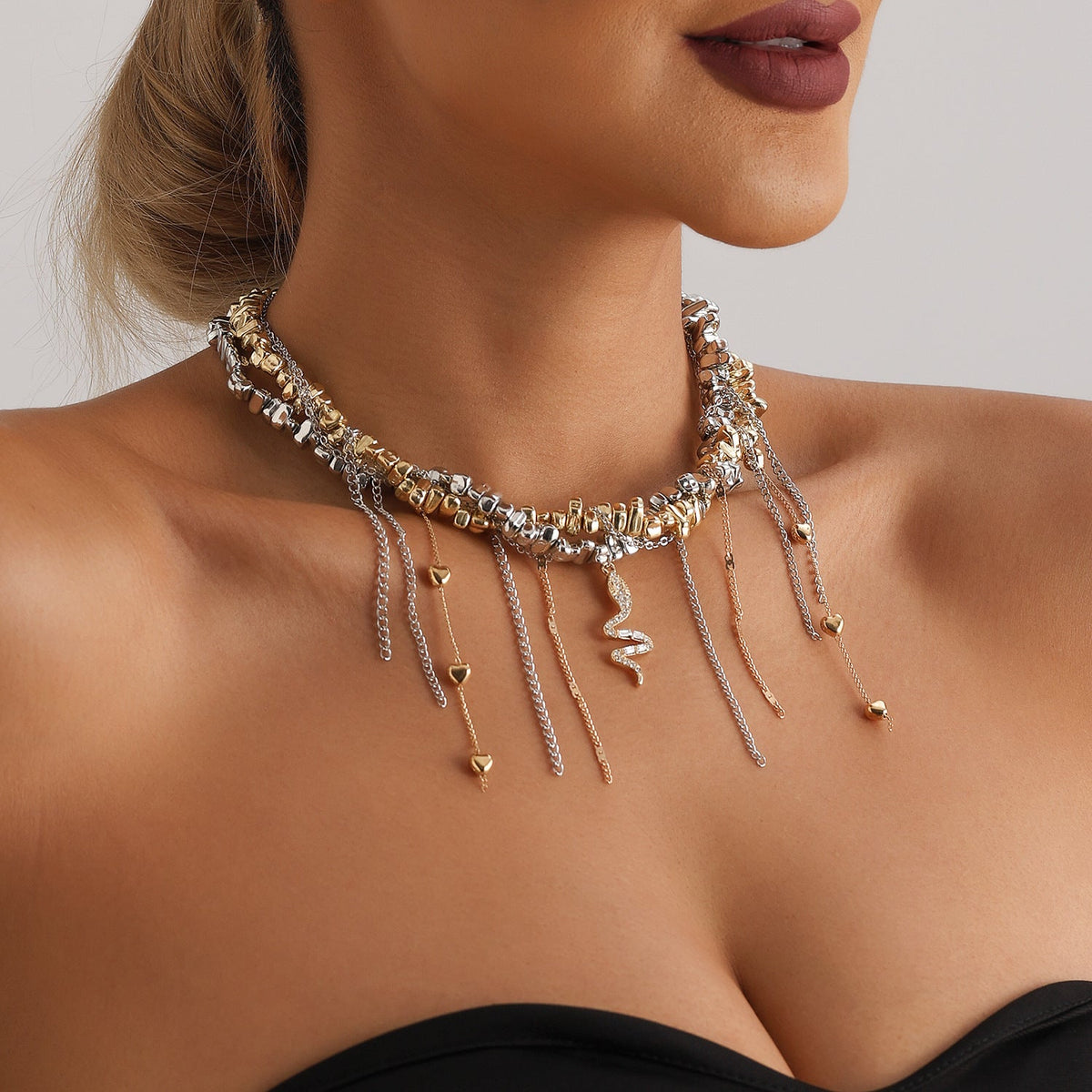 Collier irrégulier en perles avec serpent entrelacé