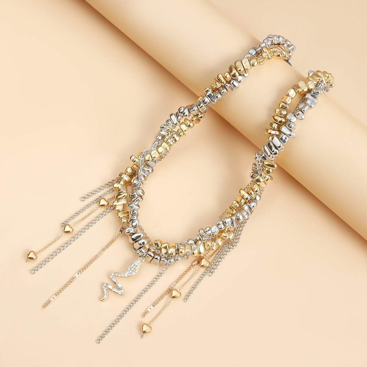 Collier irrégulier en perles avec serpent entrelacé