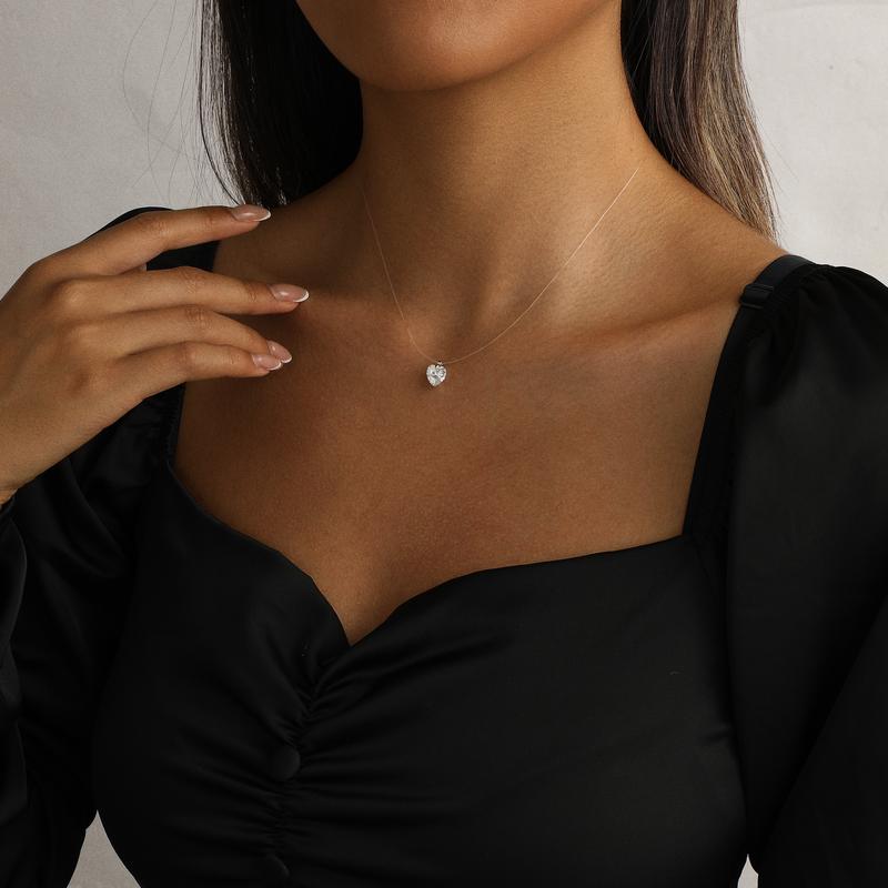 Collana con diamante fluttuante e chiusura invisibile