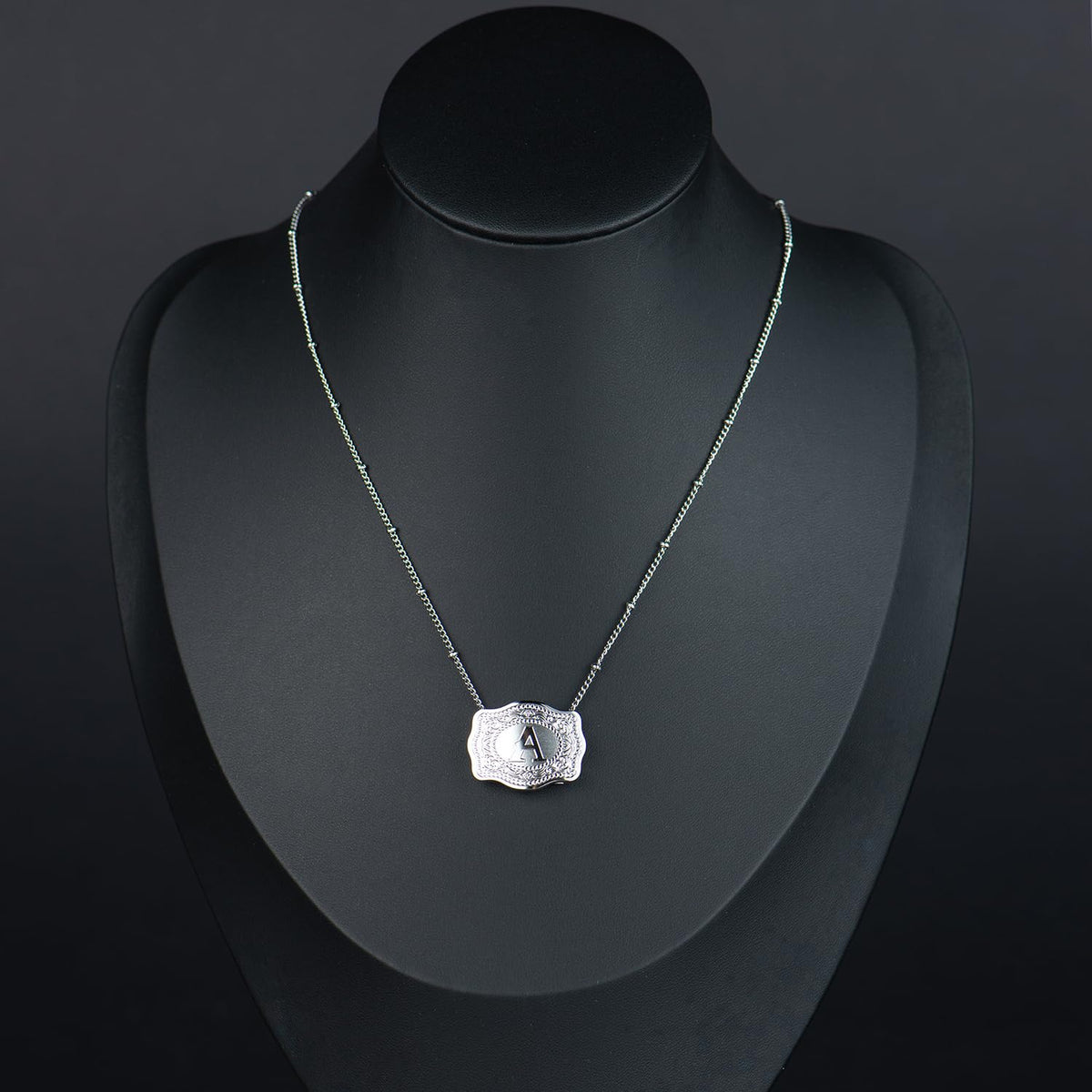 Collares delicados con iniciales en forma de hebilla de cinturón