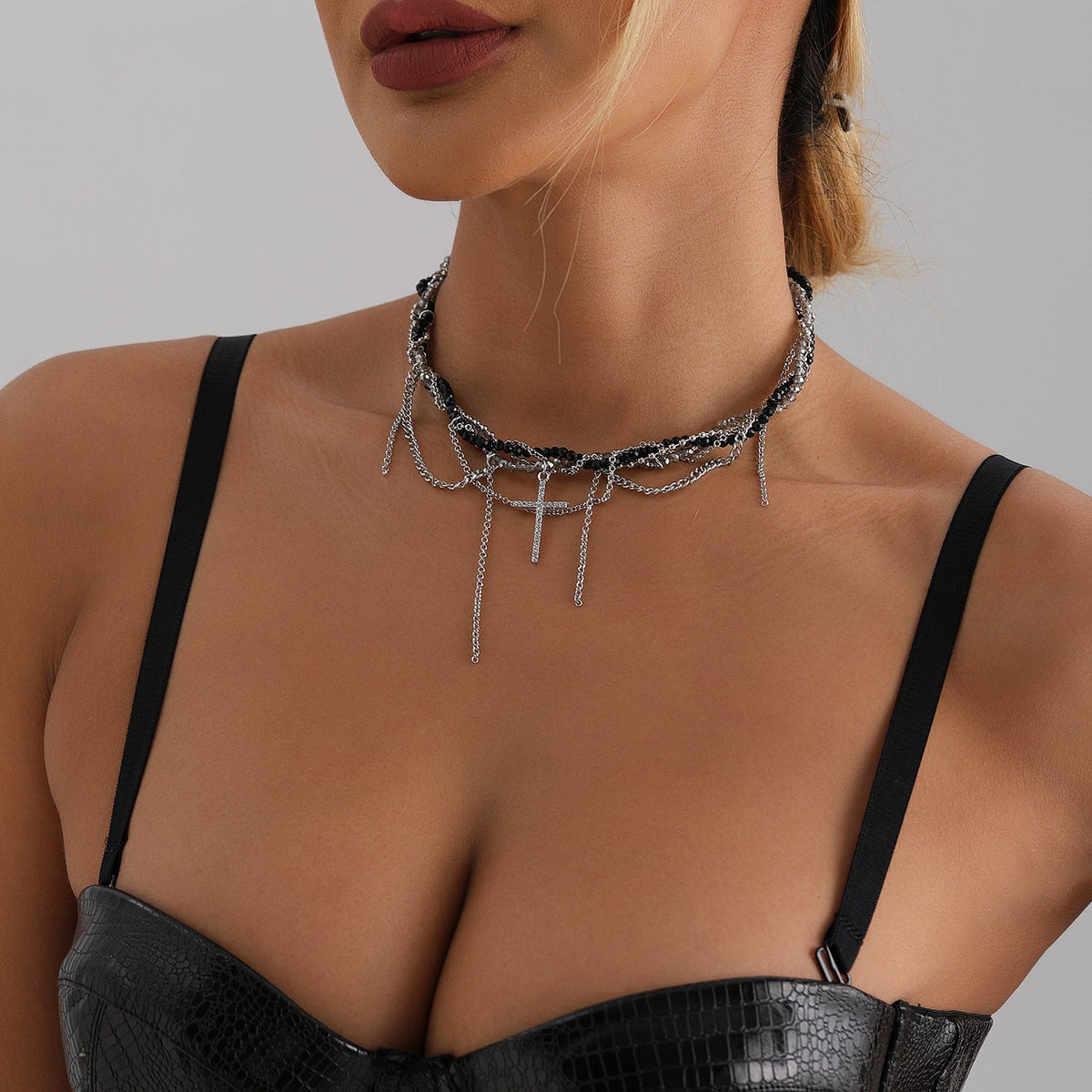 Collier croix entrelacée en perles et zircons cubiques