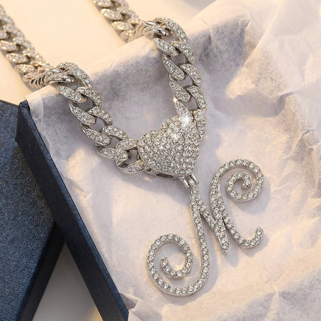 Collana cubana con cuore e iniziale in corsivo, impreziosita da diamanti