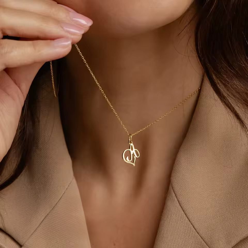 Collar delicado con inicial de corazón