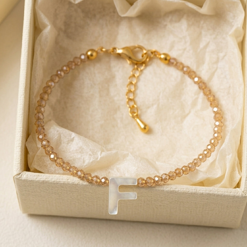 Bracelet délicat à initiale en perles de pierres