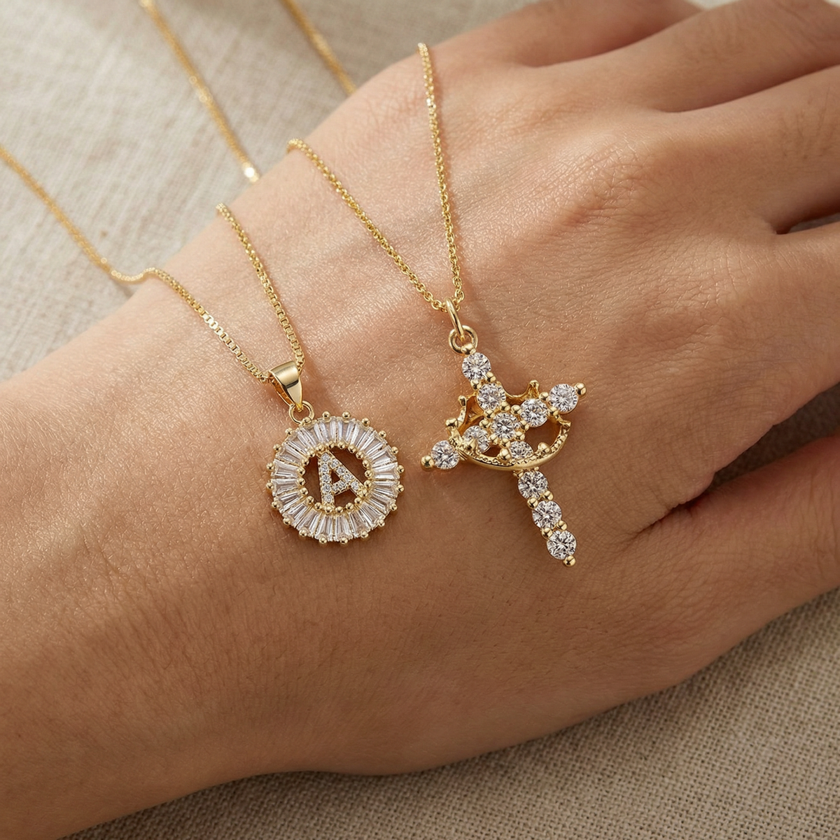 Conjunto de 2 piezas de collar de cruz con corona de diamantes de 14k y collar con letra inicial