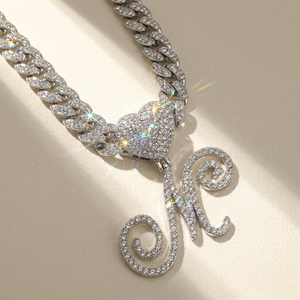 Collana cubana con cuore e iniziale in corsivo, impreziosita da diamanti