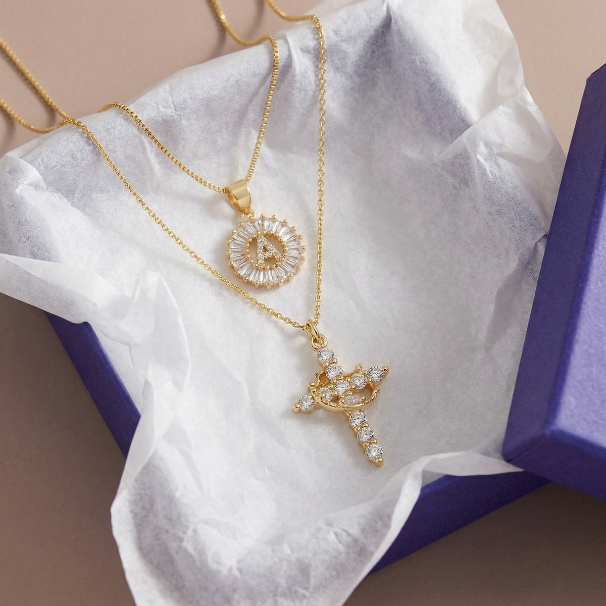 Set di 2 collane con corona a croce e iniziale con diamanti in oro 14k