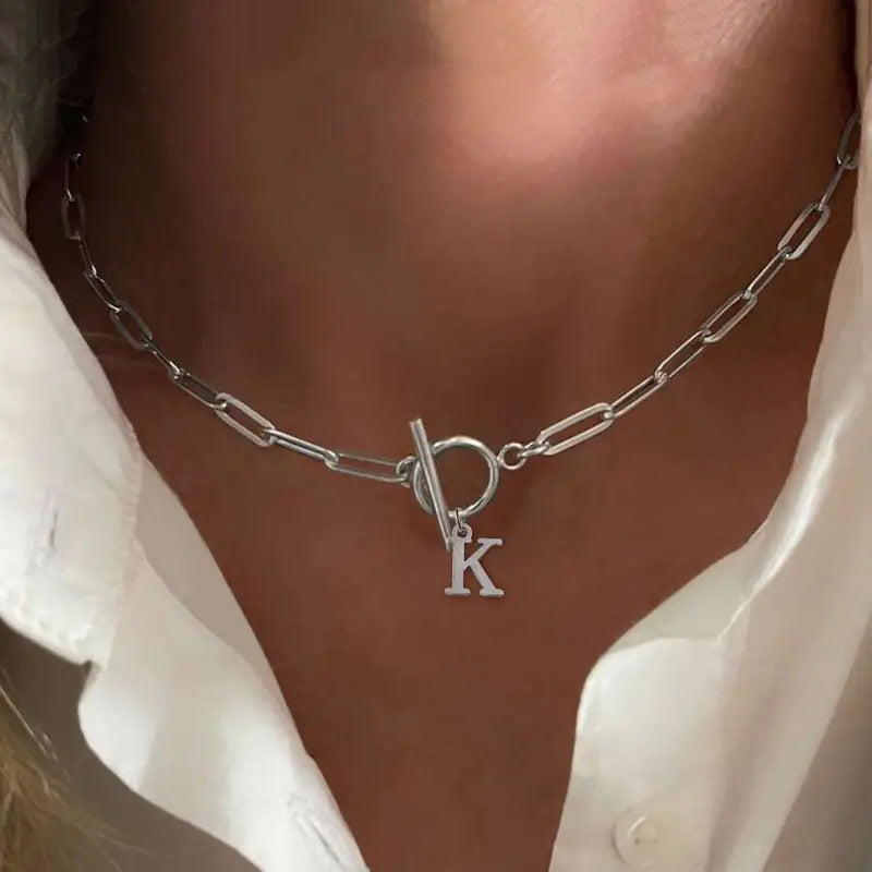 Collier à maillons trombone avec initiale en médaillon et fermoir à verrou