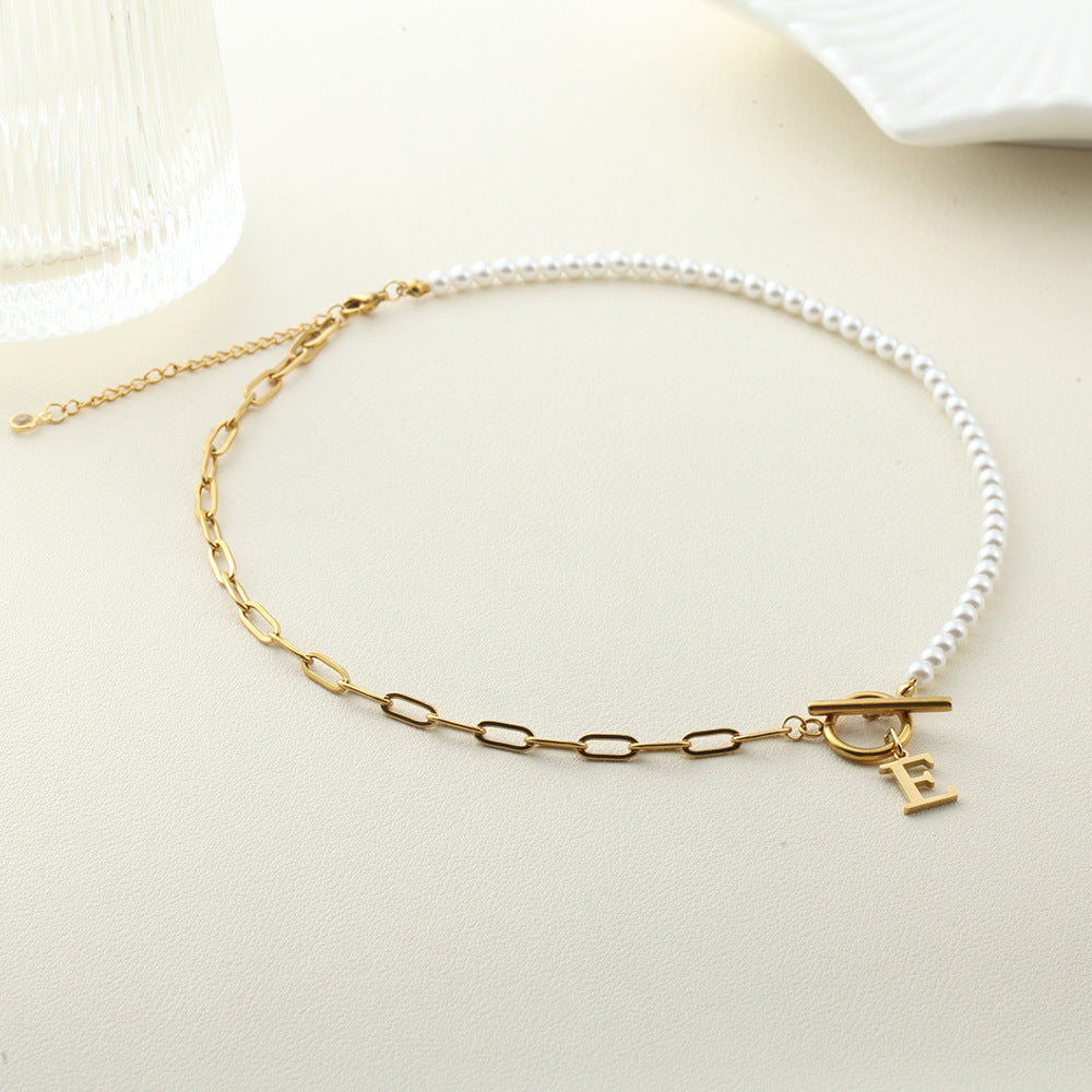 Collar con letra inicial, perlas y cadena de eslabones tipo clip