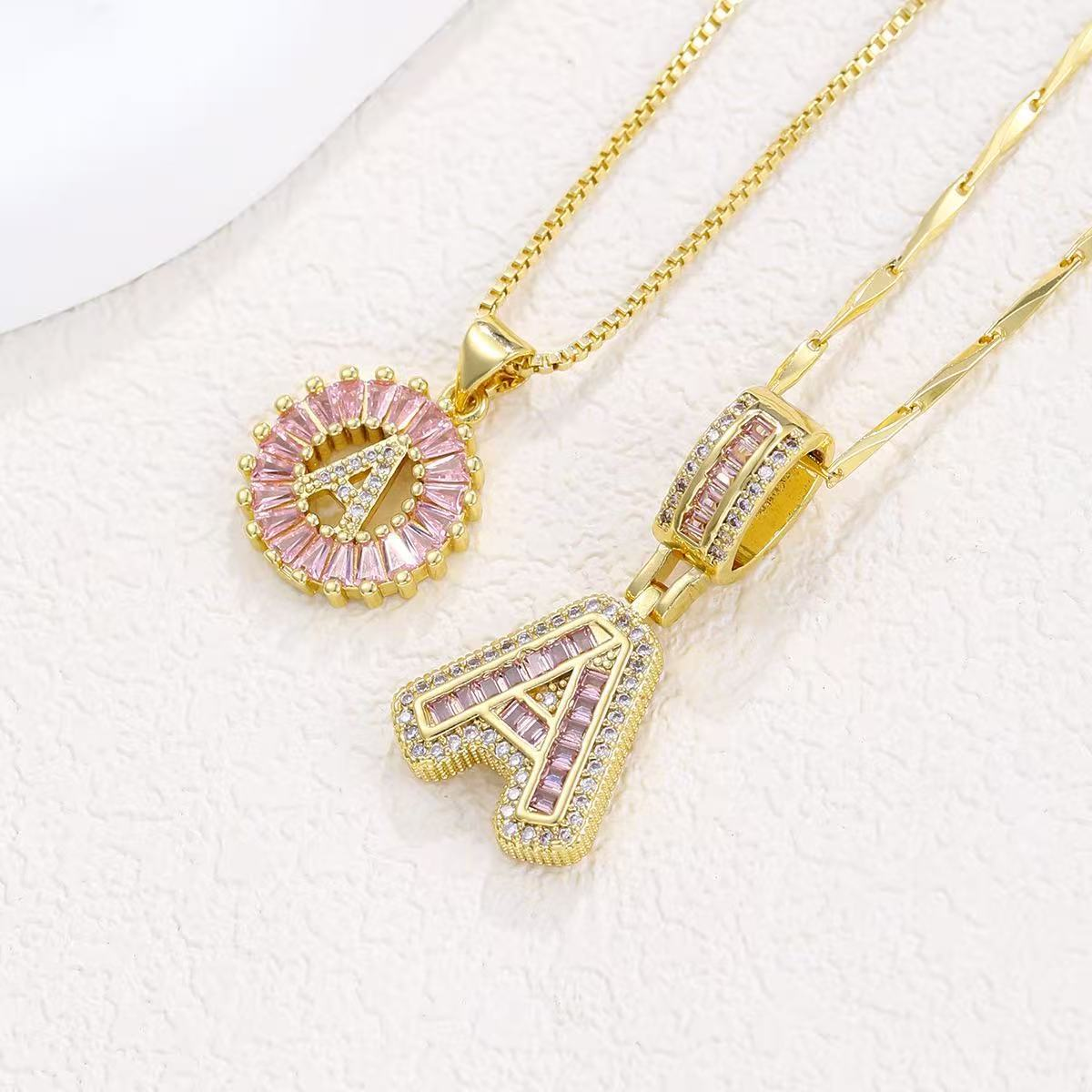Zestaw 2 naszyjników 14k z diamentowym inicjałem litery (edycja limitowana Pink)